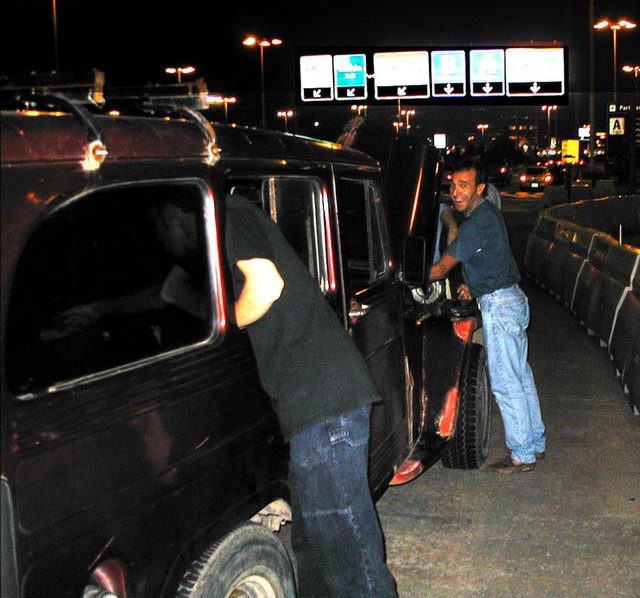 2000-12-30-Argentina-TonyMobile-dies-at-Airport-Tony-11.JPG