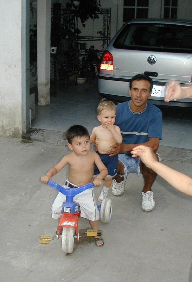 2000-12-26-Argentina-kid-Chance-Tony-on-trikebike-10.JPG