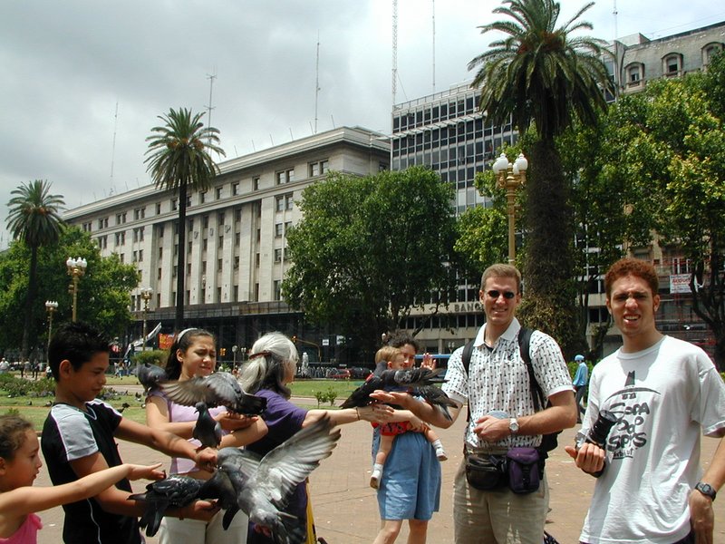 2000-12-27-Argentina-Lucila-Lio-Marinela-Susana-Travis-Mark-pigeons-Capital-Square-10.JPG