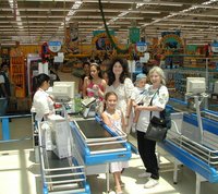 2000-12-26-Argentina-Lio-Mariinela-Suzi-Lucila-Chance-Susana-at-CarreFour-02.JPG