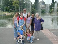 2000-12-27-Argentina-Adriana-Suzi-Chance-Travis-Lucila-Marinela-Lio-Susana-at-Zoo-Entrance-14.JPG