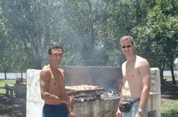 2000-12-28-Argentina-Loco-Tony-Travis-Grill-meat-at-park-03.JPG