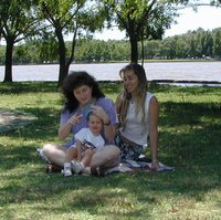 2000-12-28-Argentina-Suzi-Chance-Adriana-at-park-04.JPG