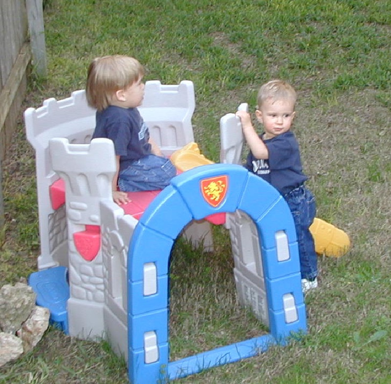 2000/12(December)/Kids-Christmas-Exchange/800x600_2000-12-10-Kids-Xmas-Xchange-Chance-Jack-02.JPG