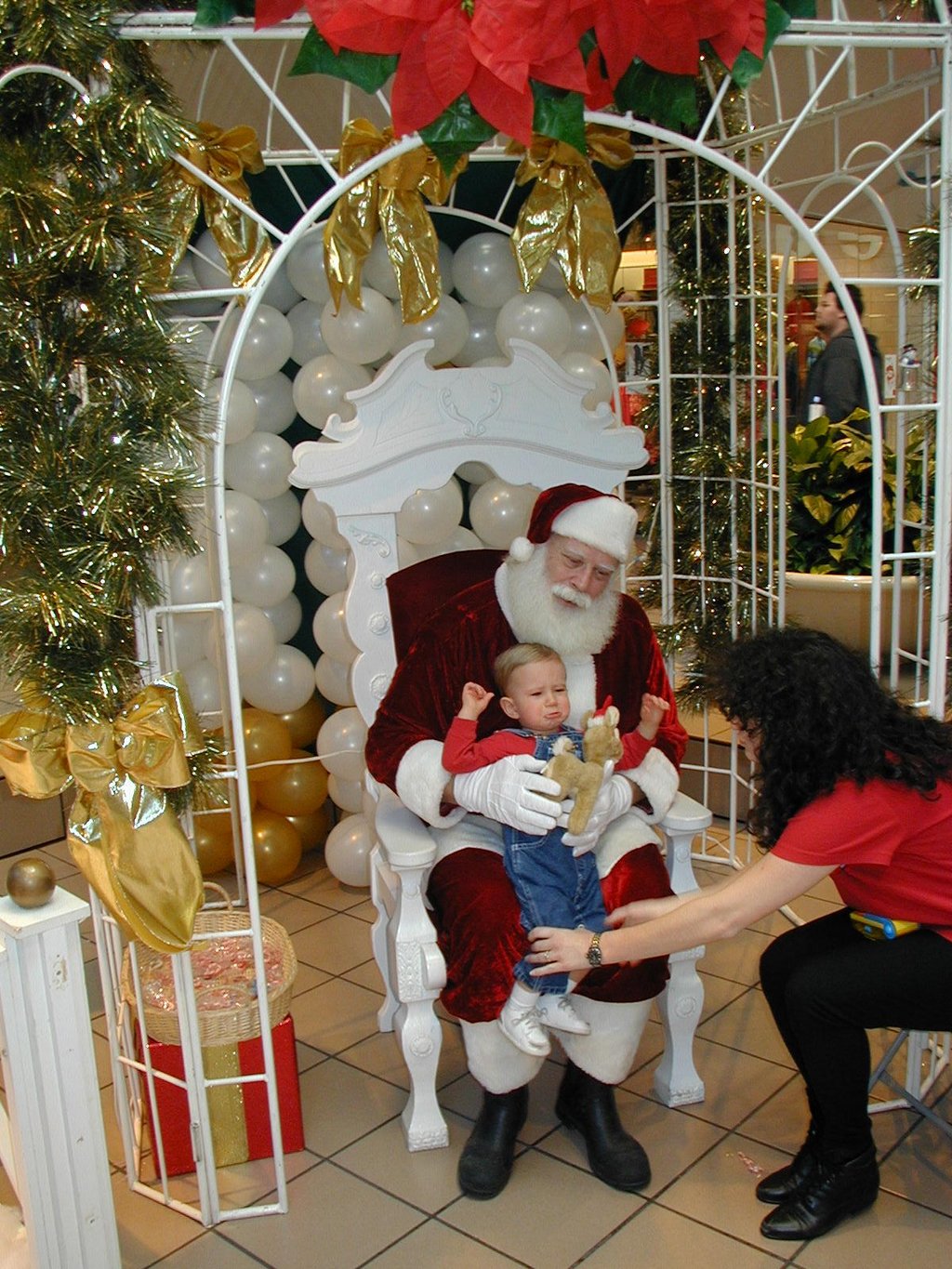 2000/12(December)/Misc/1024x768_2000-12-20-Suzi-Chance-Santa-at-Mall-7.jpg