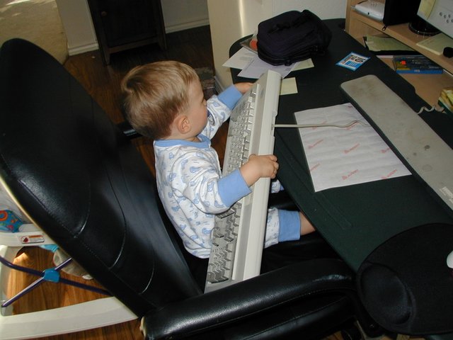 2000/12(December)/Misc/640x480_2000-12-18-Chance-at-keyboard-2.jpg