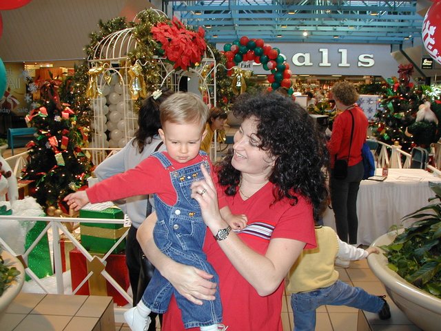 2000-12-20-Suzi-Chance-at-Mall-6.jpg