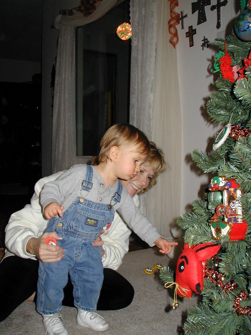 2000/12(December)/Misc/800x600_2000-12-02-Chance-Janeen-Christmas-Tree-4.JPG