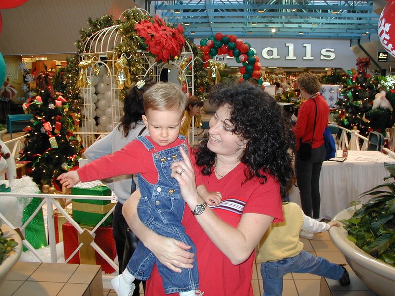 2000-12-20-Suzi-Chance-at-Mall-6.jpg