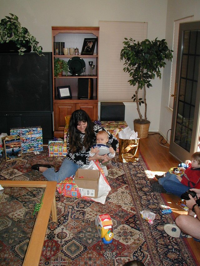 2000-12-16-Zen-Bday-09-presents-Kiffin.jpg
