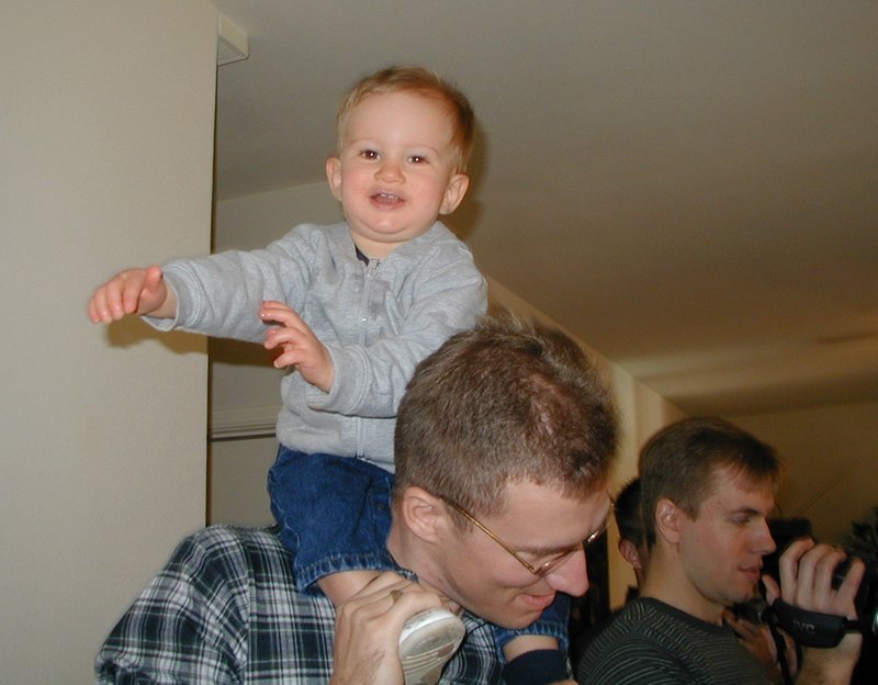 2000-12-16-Zen-Bday-06-Chance-Travis.jpg