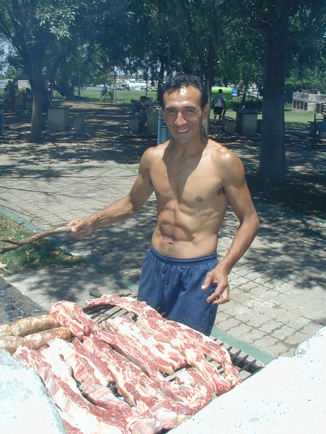 2000-12-28-Argentina-Loco-Tony-grills-meat-at-park-02.JPG