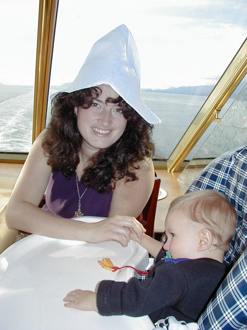 2000/Best/800x600_2000-07-07-Alaska-Cruise-12-Suzi-Chance-Hat.jpg