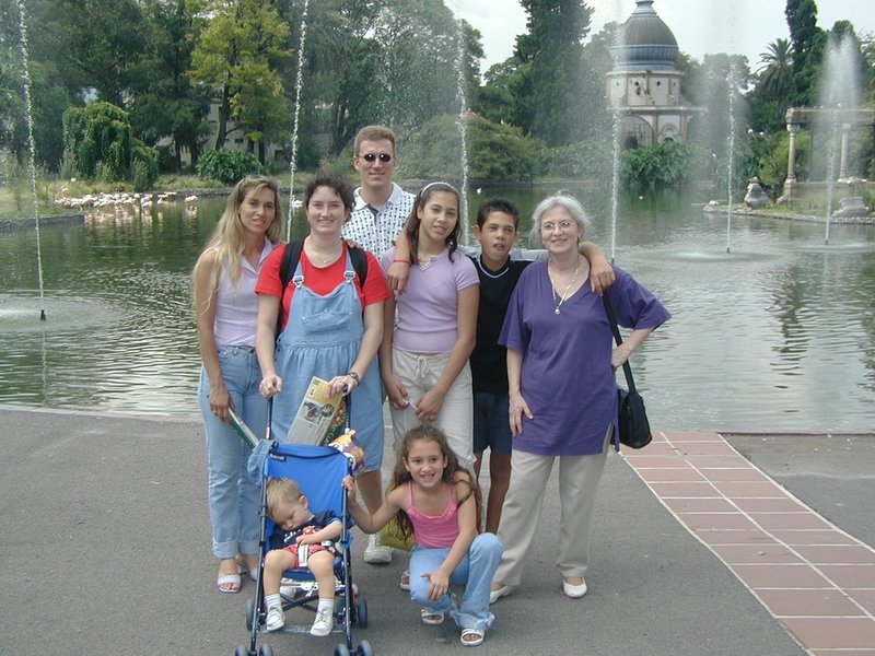 2000-12-27-Argentina-14-Adriana-Suzi-Chance-Travis-Lucila-Marinela-Lio-Susana-at-Zoo-Entrance.JPG