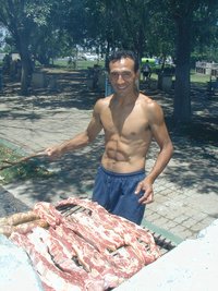 2000-12-28-Argentina-Loco-Tony-grills-meat-at-park-02.JPG