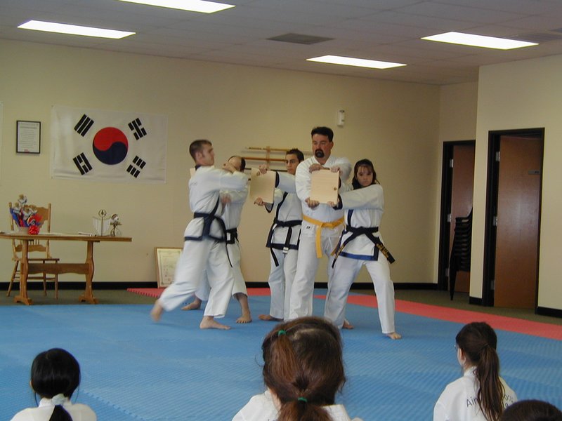 2001/02(February)/Misc/800x600_2001-02-24-04-Aim-and-Focus-Matt-attempting-break.JPG