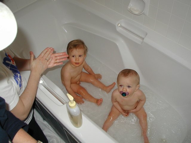 2001/02(February)/Whistler/640x480_2001-02-12-Whistler-4-Chance-Vale-taking-a-bath.JPG