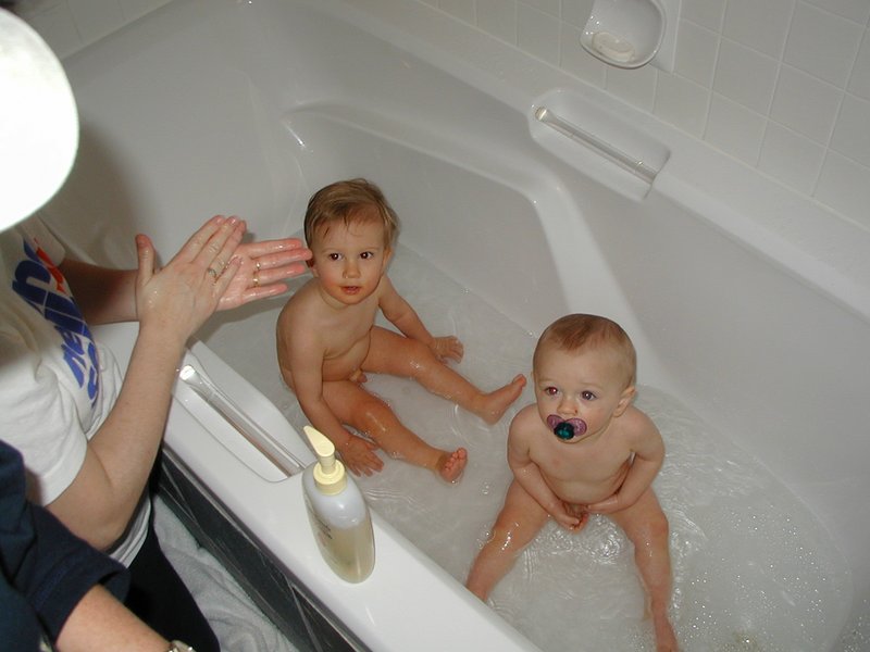 2001/02(February)/Whistler/800x600_2001-02-12-Whistler-4-Chance-Vale-taking-a-bath.JPG
