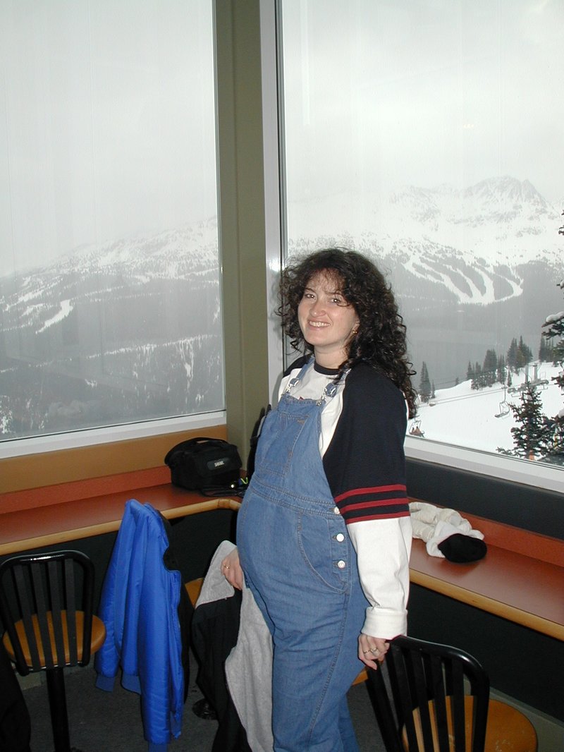 2001/02(February)/Whistler/800x600_2001-02-14-Whistler-08-Suzi-Valentines-top-of-Gondola.JPG