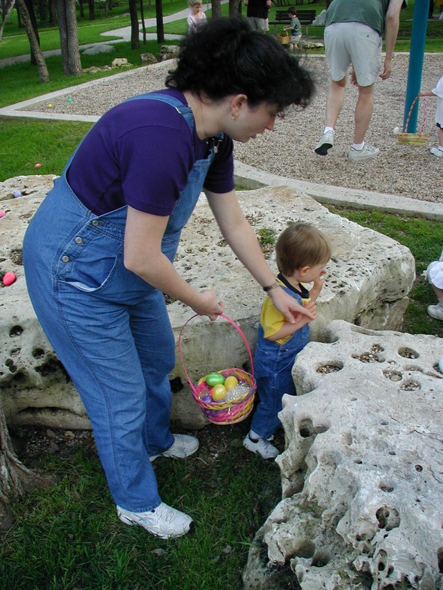 2001/03(March)/Moms_Picnic/640x480_2001_03_31_MomsPicnic2_Suzi_Chance.jpg
