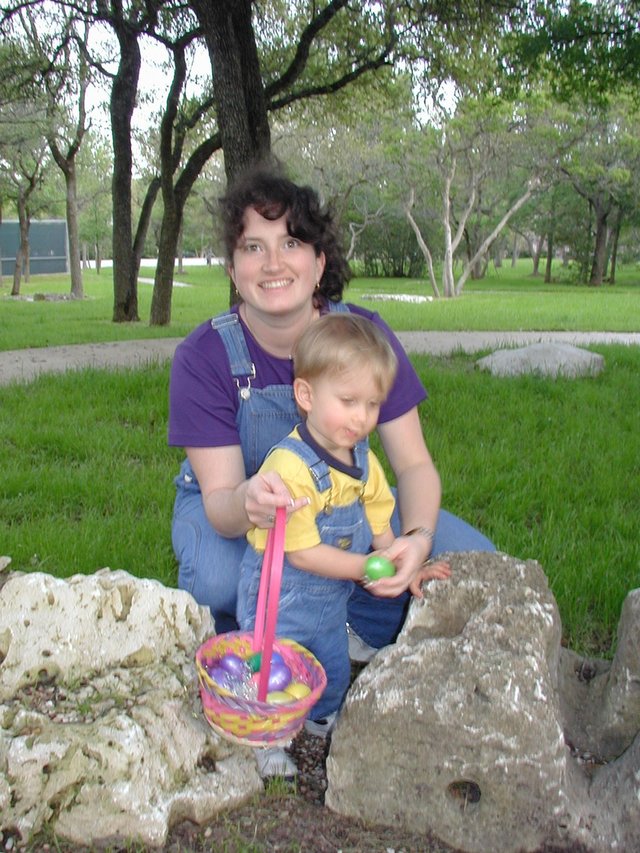 2001/03(March)/Moms_Picnic/640x480_2001_03_31_MomsPicnic5_Suzi_Chance.jpg