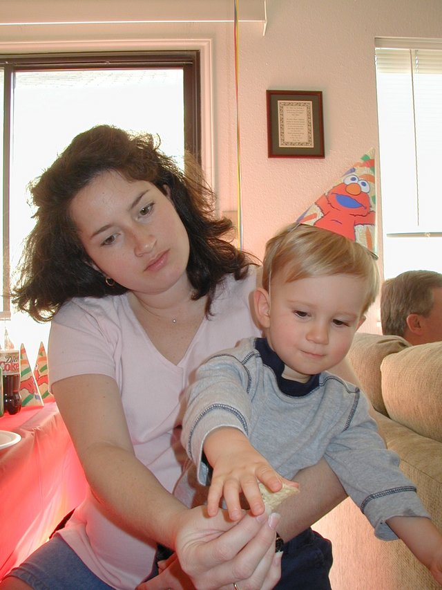 2001/03(March)/Vale-1st-Bday/640x480_2001-03-04-Vale-1st-Bday-06-Suzi-Chance.jpg