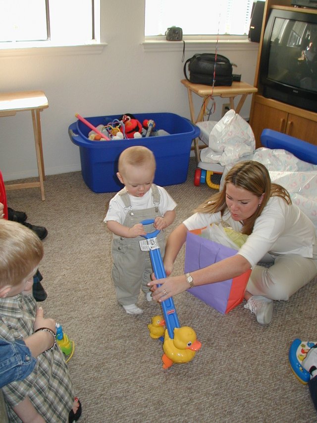 2001-03-04-Vale-1st-Bday-19-Vale-Katie-duck.jpg