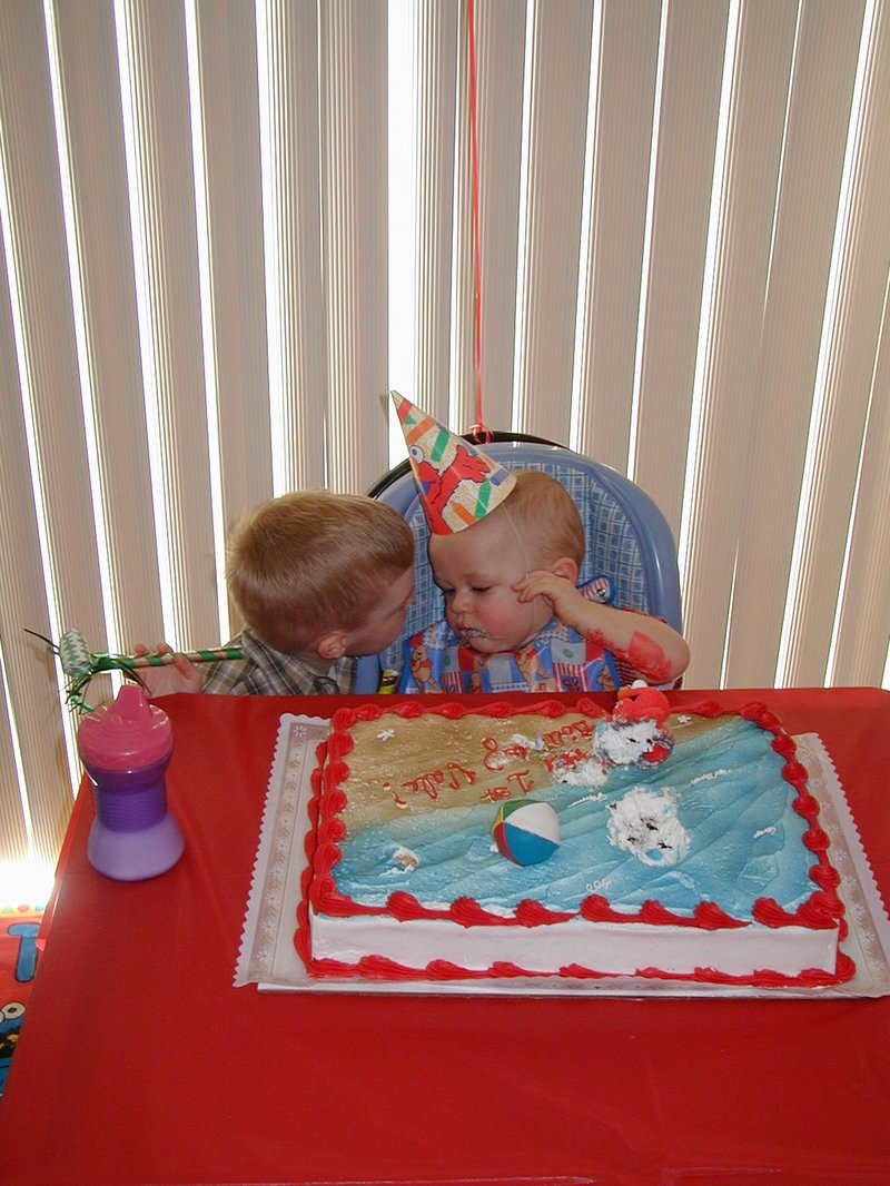 2001/03(March)/Vale-1st-Bday/800x600_2001-03-04-Vale-1st-Bday-11-Vale-cake.jpg