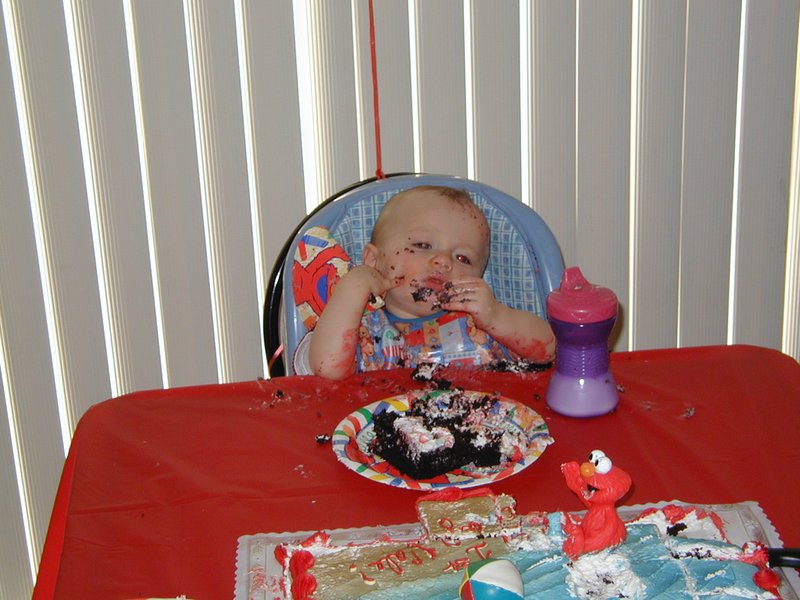 2001-03-04-Vale-1st-Bday-14-Vale-cake.jpg
