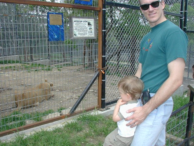 2001/04(April)/AustinZoo/2001-04-07-01-Austin-Zoo-Chance-Travis-Lion.jpg