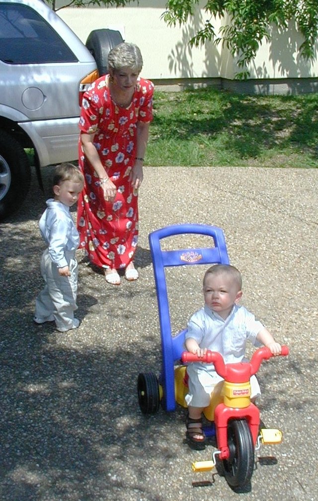 2001-04-15-Easter-02-Chance-Vale-Gail.jpg