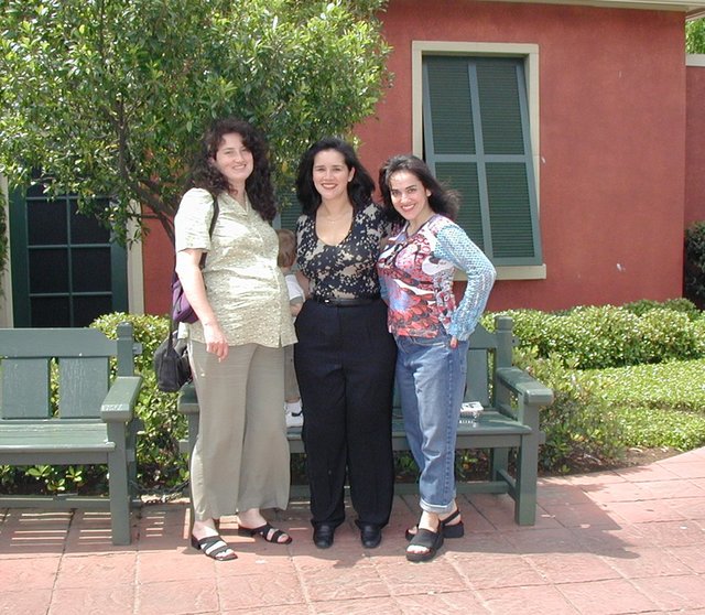 2001/04(April)/Misc/640x480_2001-04-14-2-Suzi-Chance-Chris-Kris.jpg