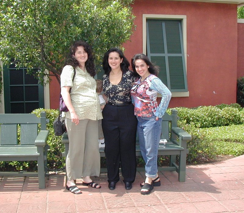 2001/04(April)/Misc/800x600_2001-04-14-2-Suzi-Chance-Chris-Kris.jpg