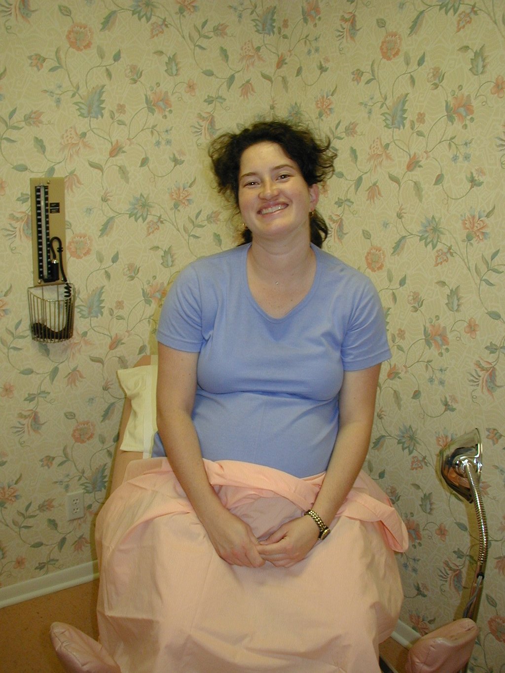 2001/05(May)/Dax/1024x768_2001-05-07-01-Suzi-at-Dr-Kuhlmann.JPG