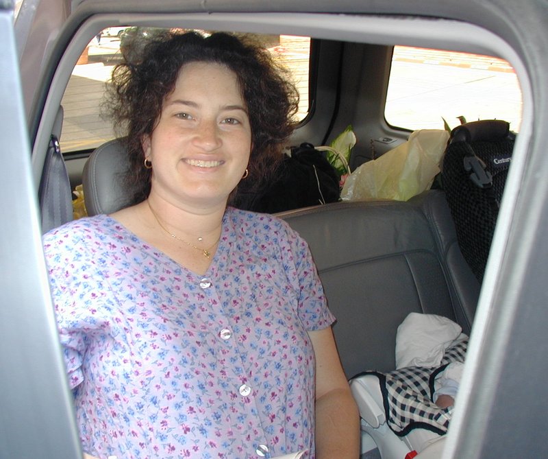 2001/05(May)/Dax/800x600_2001-05-10-20-Suzi-in-Explorer.jpg