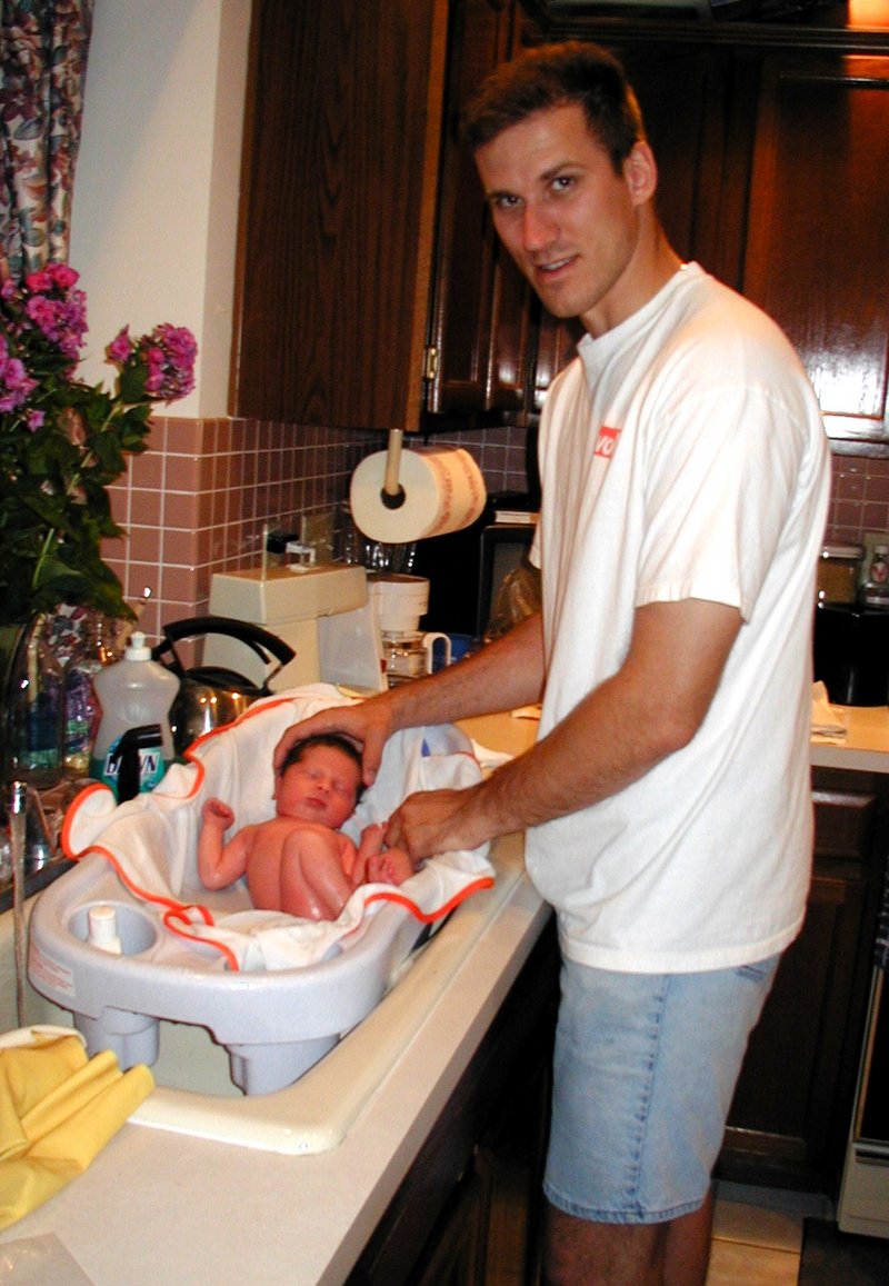 2001/05(May)/Dax/800x600_2001-05-12--10-Dax-FirstBath.jpg