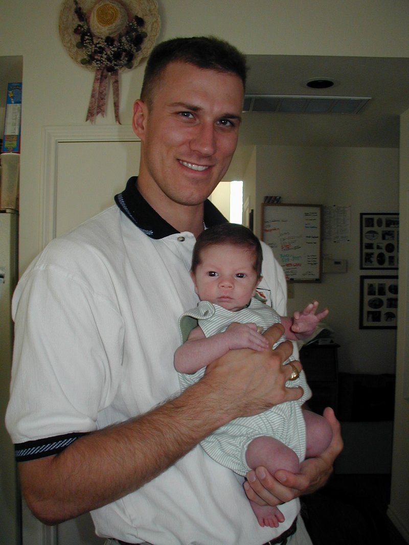 2001/05(May)/Misc/800x600_2001-05-24-Travis-Dax-2.jpg