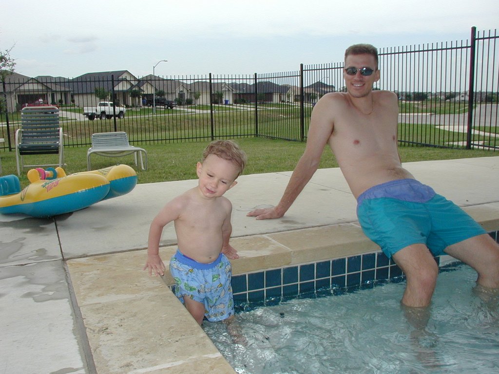 2001/06(June)/Misc/1024x768_2001-06-01-5-Pool-Travis-Chance.jpg