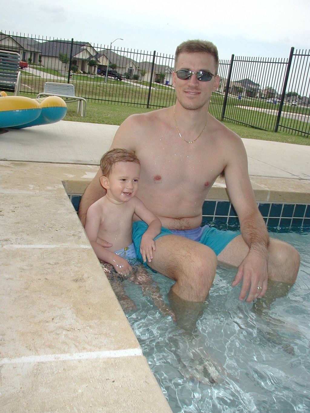 2001/06(June)/Misc/1024x768_2001-06-01-6-Pool-Travis-Chance.jpg