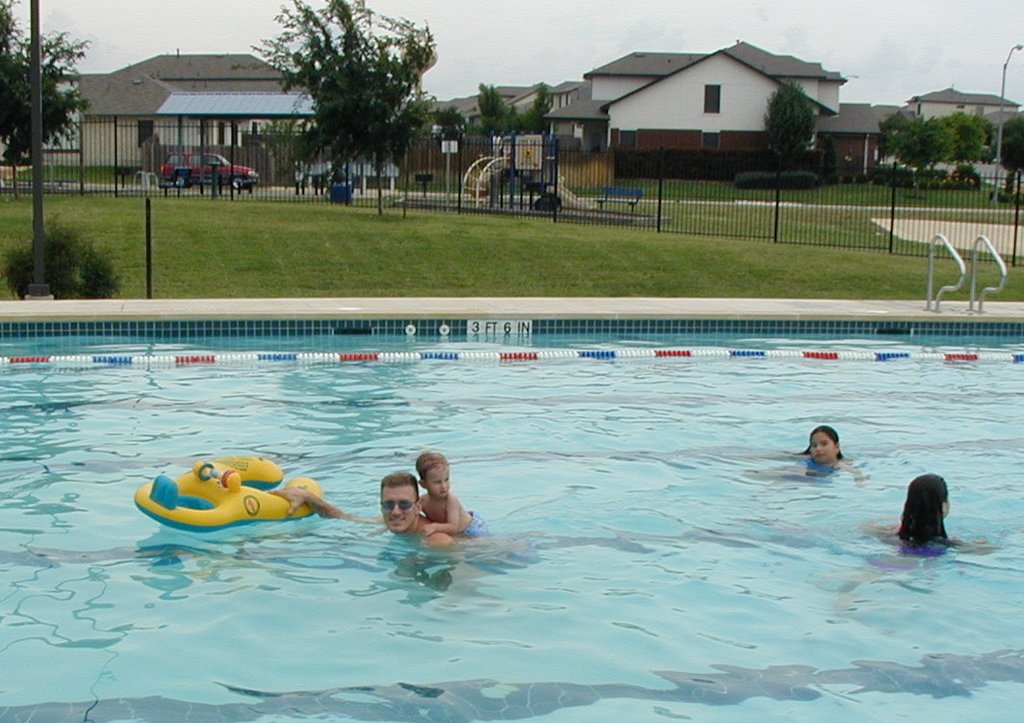 2001/06(June)/Misc/1024x768_2001-06-01-8-Pool-Travis-Chance.jpg