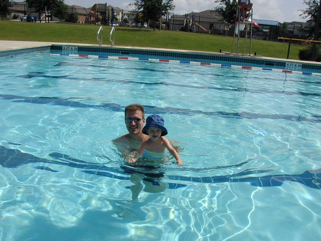 2001/06(June)/Misc/640x480_2001-06-16-4-Pool-Travis-Chance.jpg