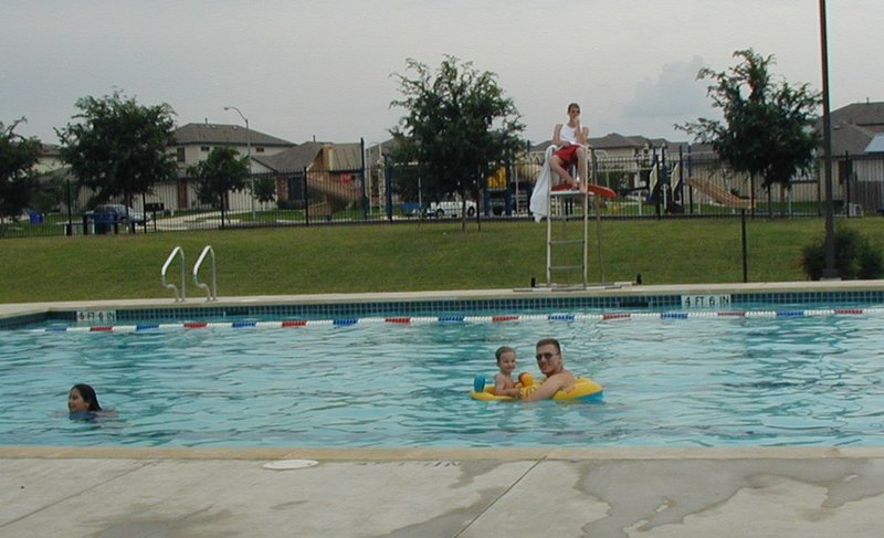 2001/06(June)/Misc/800x600_2001-06-01-7-Pool-Travis-Chance.jpg