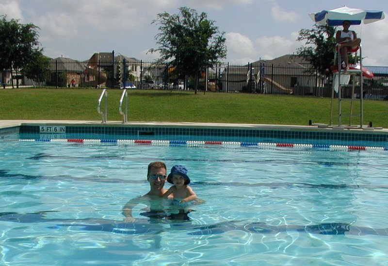 2001/06(June)/Misc/800x600_2001-06-16-3-Pool-Travis-Chance.jpg