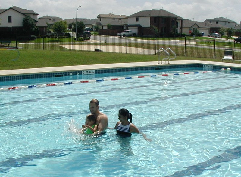 2001-06-16-5-Pool-Ben-Kavita-Kalyani.jpg