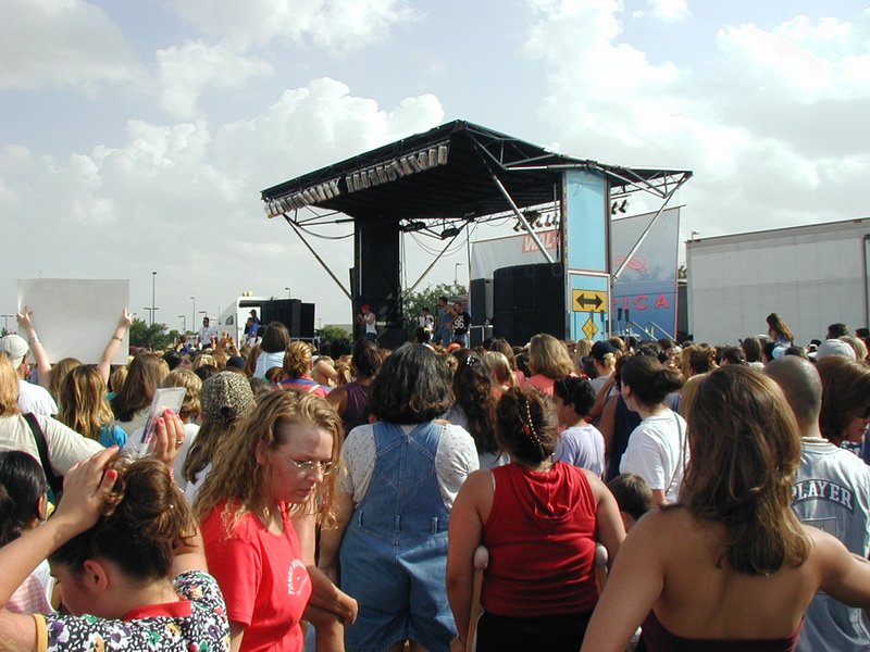 2001-06-26-Making-the-band-concert-3.jpg