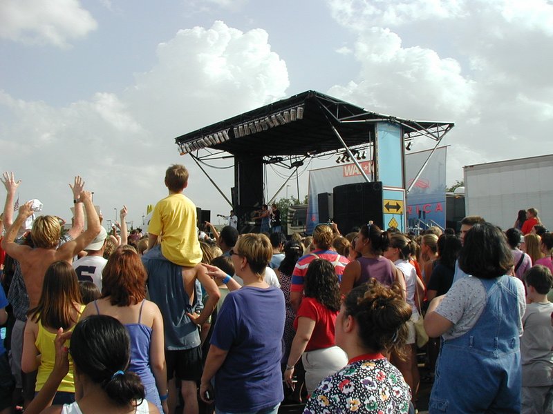 2001-06-26-Making-the-band-concert-4.jpg
