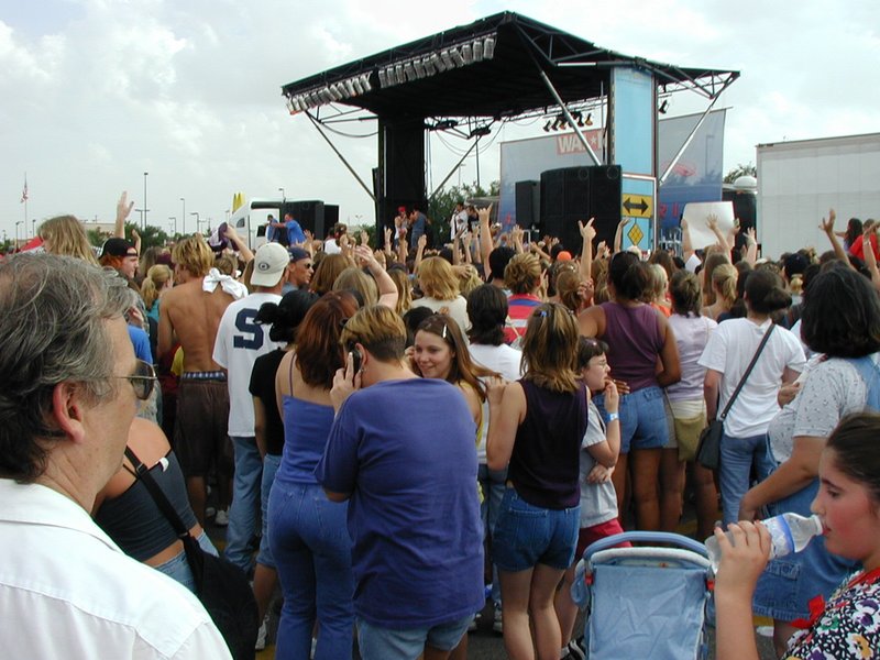 2001-06-26-Making-the-band-concert-5.jpg