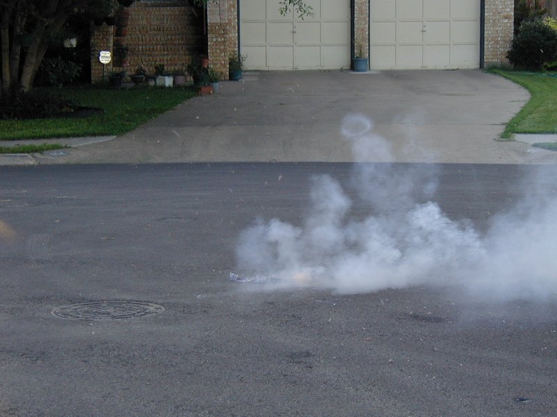 2001/07(July)/4th-July/800x600_2001-07-04-12-fireworks-firecrackers-exploding.jpg