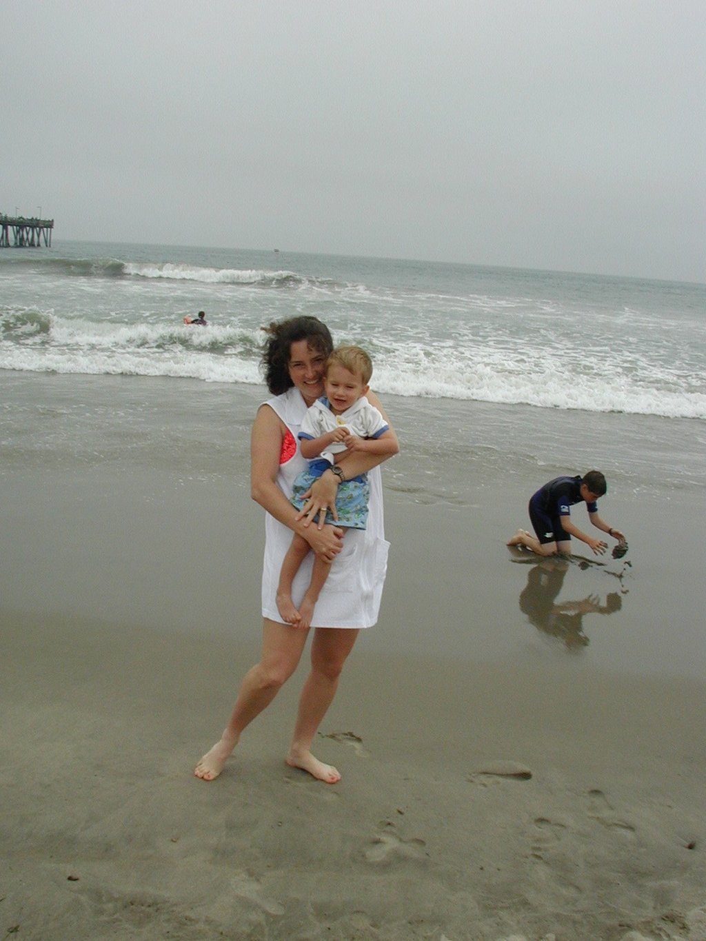 2001/07(July)/Misc/1024x768_2001-07-28-suzi-Chance-beach2.JPG