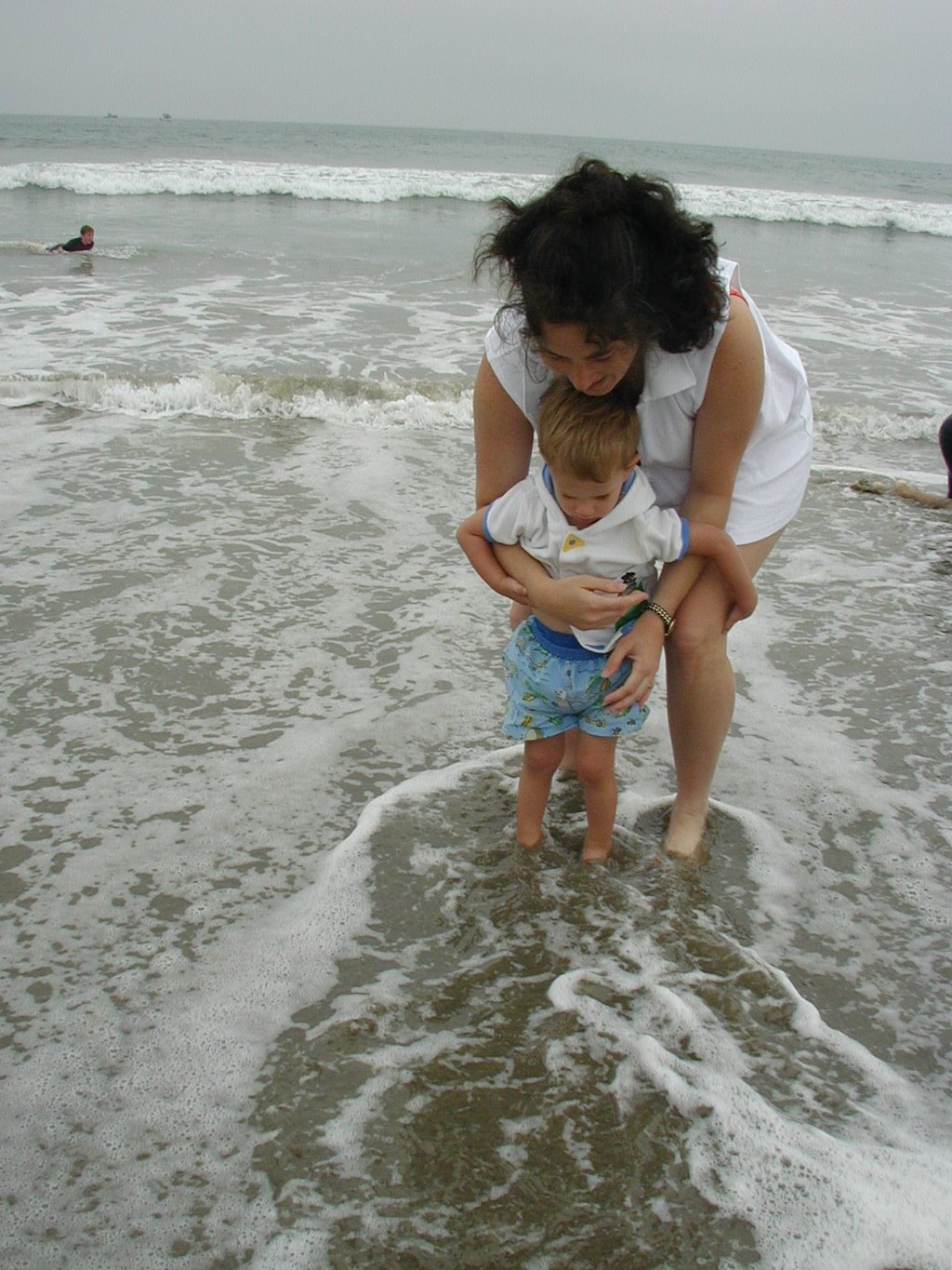 2001/07(July)/Misc/1024x768_2001-07-28-suzi-Chance-beach4.JPG